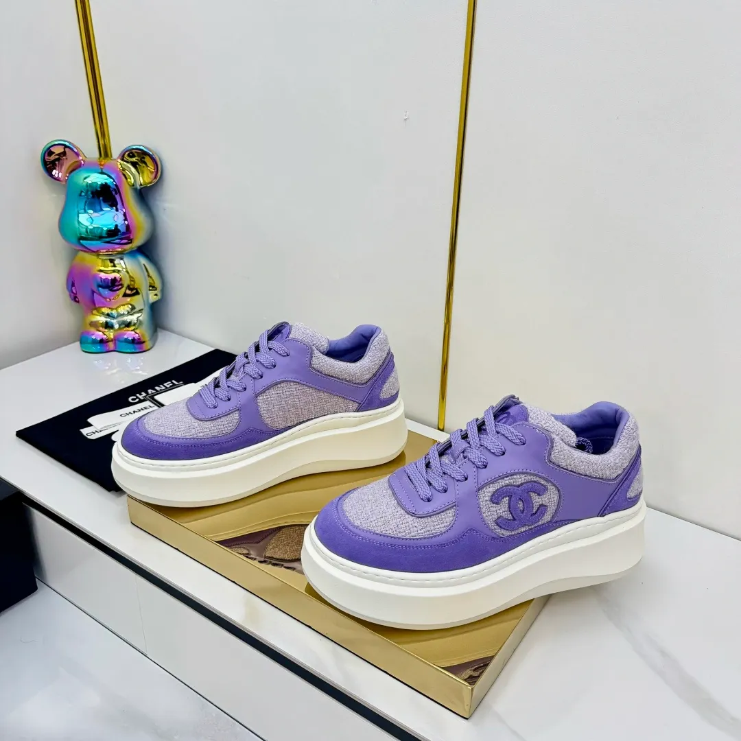 👟👟Ex-factory price 680👟👟 Upgraded version, upgraded version, upgraded version! No rebuttal accepted! ! ! ! Chanel Chanel panda shoes! 2025 counter's top casual sports shoes. This classic design; the upper is electro-embroidered with a variety of techniques; the outsole is fashionable and sporty; the unusual inclusion of a variety of color matching elements... The diversified mix and match is very good-looking and versatile, and can be used for leisure, fashion, sports, and outdoor... ꫛꫀꪝ Go➫ Materials: ❶Upper made of: original imported first-layer silk cowhide + original waterproof cloth + original first-layer cowhide ❷Inner lining: Original Yangli+Net ❸Outsole based on: Original TPU combination outsole Counter boutique packaging complete set for women 35–41 👉 👉 👉 👉 👉 👉 👉